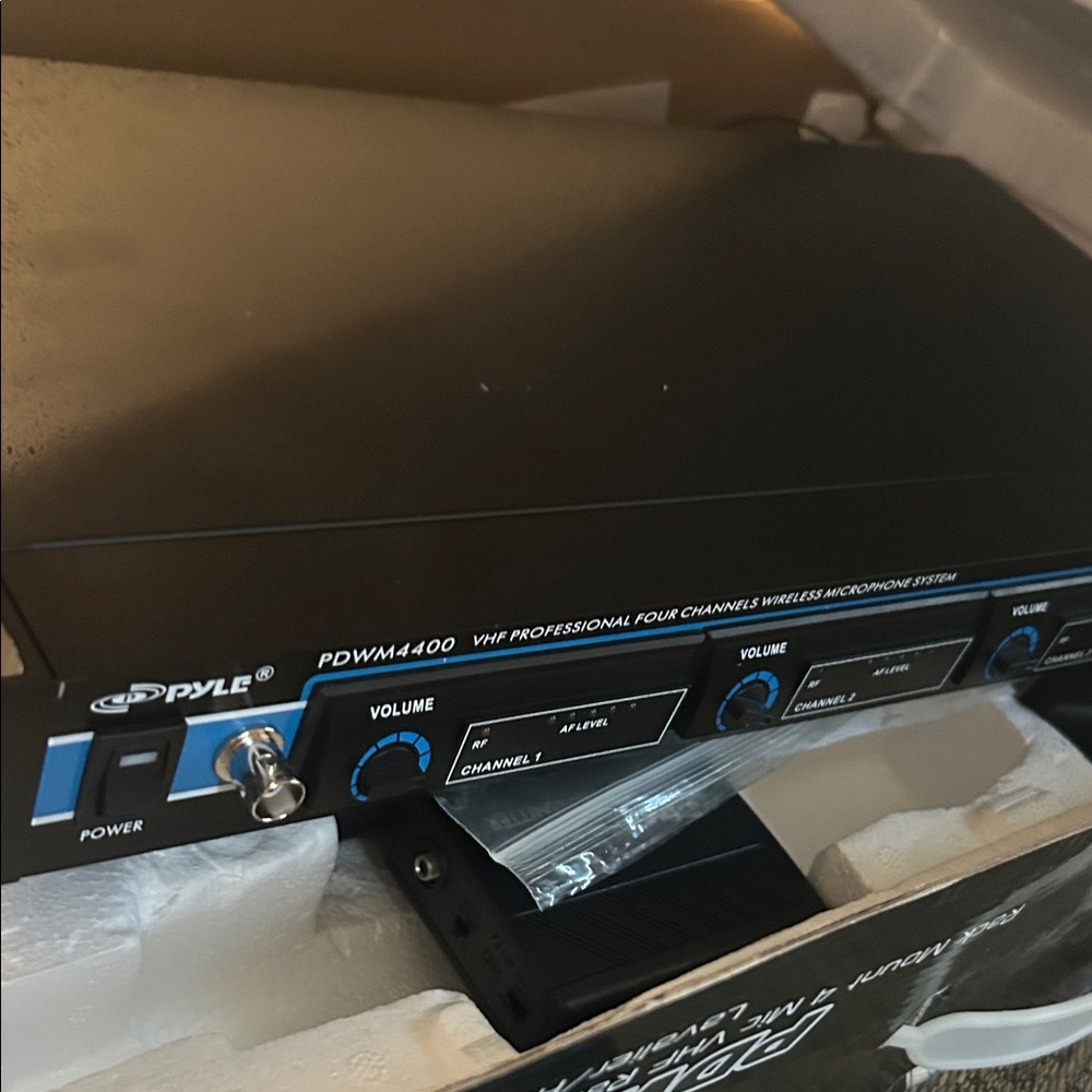 Black Wireless Microphone System - Picture 2 of 4